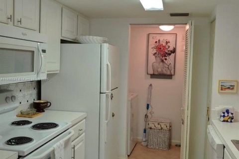 Condo in Fort Myers, Florida, 2 bedrooms  № 2014548 - photo 24