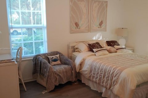 Condo in Fort Myers, Florida, 2 bedrooms  № 2014548 - photo 9