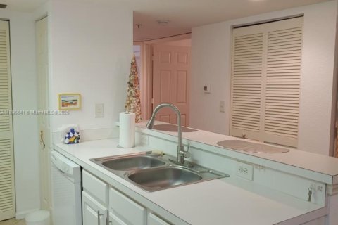 Condo in Fort Myers, Florida, 2 bedrooms  № 2014548 - photo 21