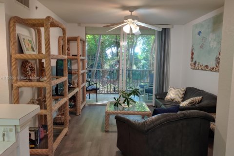 Condo in Fort Myers, Florida, 2 bedrooms  № 2014548 - photo 16