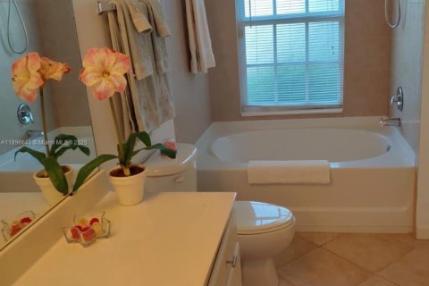Condo in Fort Myers, Florida, 2 bedrooms  № 2014548 - photo 18
