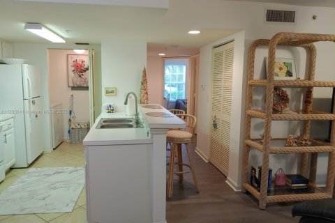 Condo in Fort Myers, Florida, 2 bedrooms  № 2014548 - photo 25