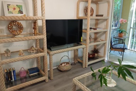 Condo in Fort Myers, Florida, 2 bedrooms  № 2014548 - photo 12