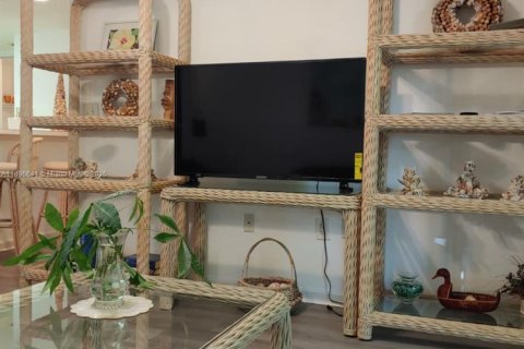 Condo in Fort Myers, Florida, 2 bedrooms  № 2014548 - photo 28