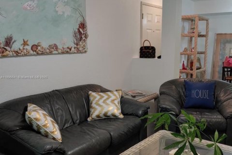 Condo in Fort Myers, Florida, 2 bedrooms  № 2014548 - photo 15