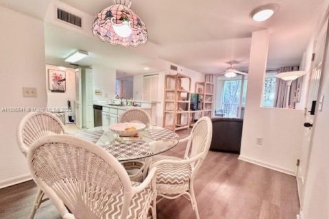 Condo in Fort Myers, Florida, 2 bedrooms  № 2014548 - photo 5