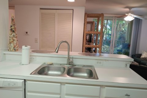 Condo in Fort Myers, Florida, 2 bedrooms  № 2014548 - photo 23