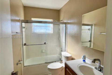 House in Oakland Park, Florida 3 bedrooms, 125.14 sq.m. № 2062469 - photo 13