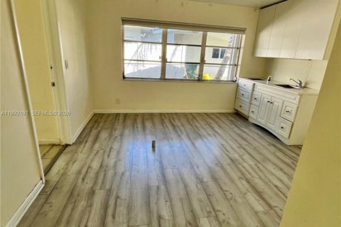 House in Oakland Park, Florida 3 bedrooms, 125.14 sq.m. № 2062469 - photo 8