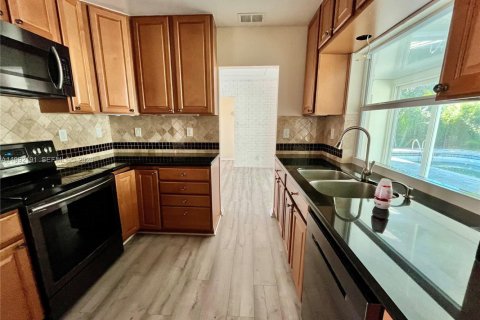 House in Oakland Park, Florida 3 bedrooms, 125.14 sq.m. № 2062469 - photo 7