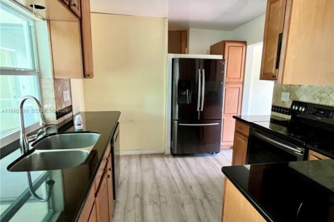 House in Oakland Park, Florida 3 bedrooms, 125.14 sq.m. № 2062469 - photo 6