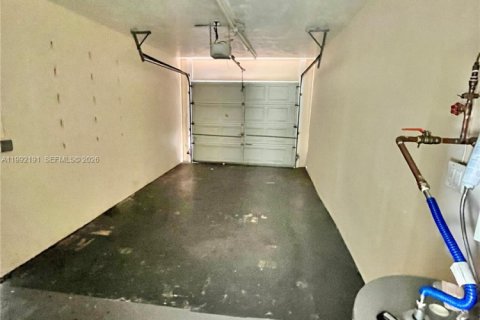 House in Oakland Park, Florida 3 bedrooms, 125.14 sq.m. № 2062469 - photo 5