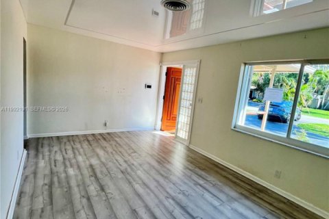 House in Oakland Park, Florida 3 bedrooms, 125.14 sq.m. № 2062469 - photo 3