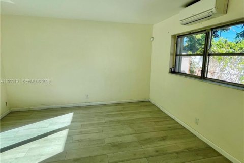 House in Oakland Park, Florida 3 bedrooms, 125.14 sq.m. № 2062469 - photo 11