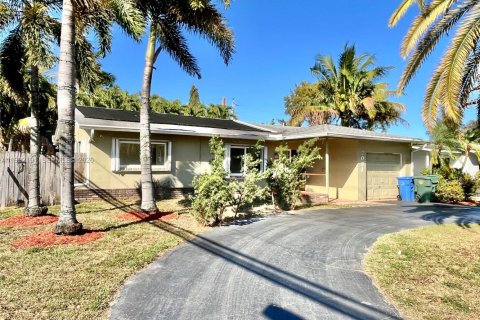 House in Oakland Park, Florida 3 bedrooms, 125.14 sq.m. № 2062469 - photo 1