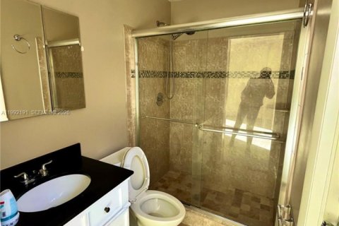 House in Oakland Park, Florida 3 bedrooms, 125.14 sq.m. № 2062469 - photo 12