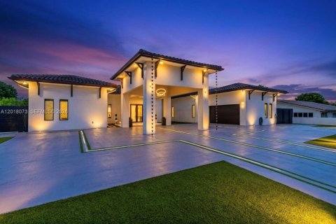 Casa en Miami, Florida 5 dormitorios, 364.08 m2 № 2256516