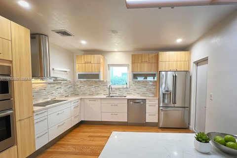 Casa en alquiler en Miami, Florida, 3 dormitorios, 236.25 m2 № 1990406 - foto 8