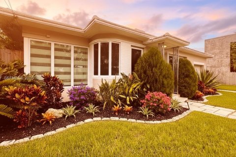 Casa en alquiler en Miami, Florida, 3 dormitorios, 236.25 m2 № 1990406 - foto 1