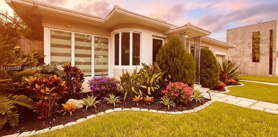 Casa en Miami, Florida 3 dormitorios, 236.25 m2 № 1990406