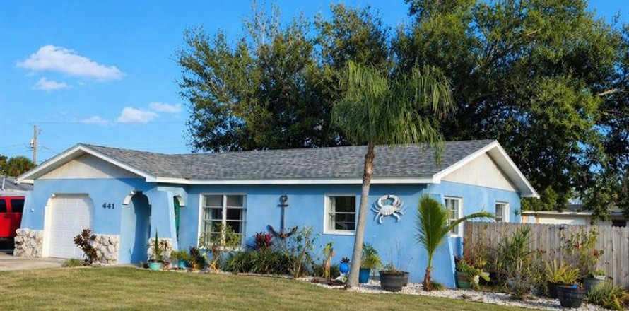 House in Venice, Florida 3 bedrooms, 109.62 sq.m. № 2156147