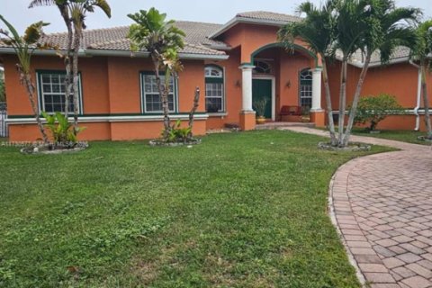 House in Homestead, Florida 4 bedrooms, 313.36 sq.m. № 1480235 - photo 1