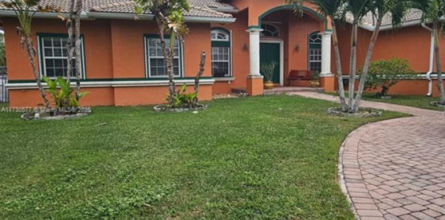 House in Homestead, Florida 4 bedrooms, 313.36 sq.m. № 1480235