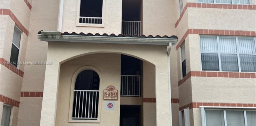 Кондоминиум с 2 спальнями в Маргит, Флорида № 1969665