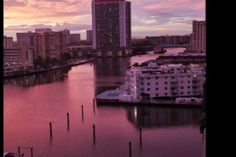 Condominio en venta en Hallandale Beach, Florida, 1 dormitorio, 74.14 m2 № 2186682 - foto 17