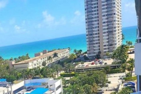 Condominio en venta en Hallandale Beach, Florida, 1 dormitorio, 74.14 m2 № 2186682 - foto 2