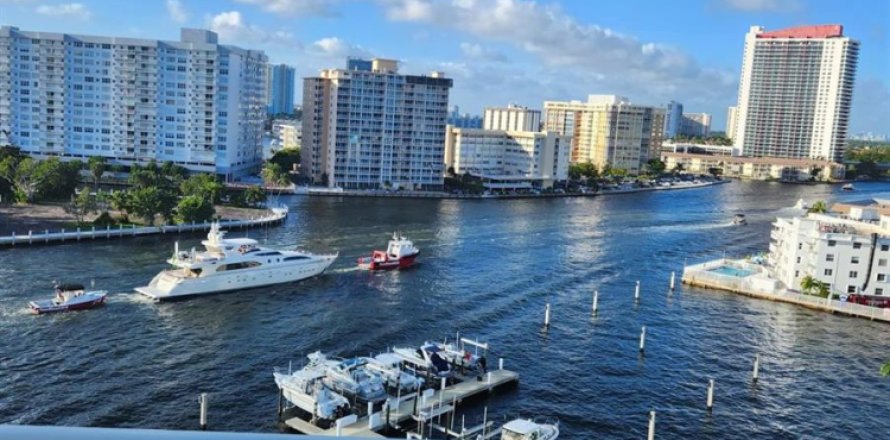 Estudio en el Condominio en Hallandale Beach, Florida  № 2186682