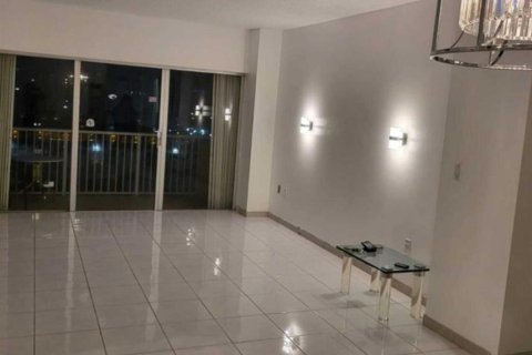 Condominio en venta en Hallandale Beach, Florida, 1 dormitorio, 74.14 m2 № 2186682 - foto 12