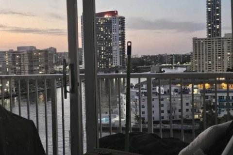 Condominio en venta en Hallandale Beach, Florida, 1 dormitorio, 74.14 m2 № 2186682 - foto 19