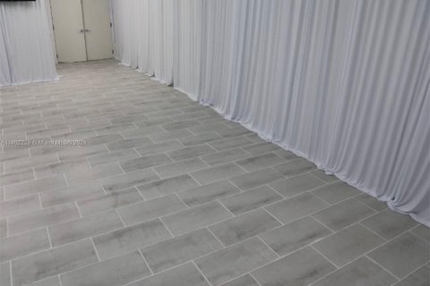 Propiedad comercial en alquiler en Hollywood, Florida № 1221482 - foto 1