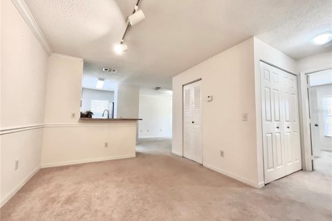 Condo in Oviedo, Florida, 1 bedroom № 2402750 - photo 2