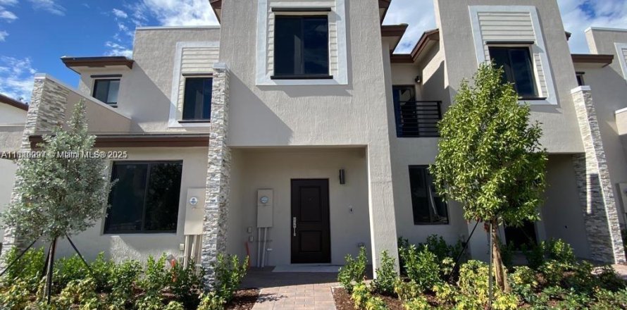Adosado en Miami, Florida 3 dormitorios, 137.96 m2 № 1850763