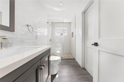 Casa en venta en Miami, Florida, 4 dormitorios, 244.33 m2 № 2077346 - foto 25