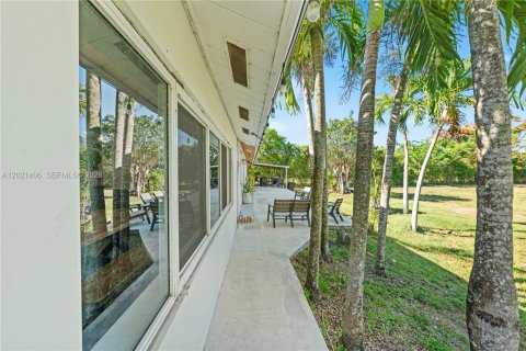 Casa en venta en Miami, Florida, 4 dormitorios, 244.33 m2 № 2077346 - foto 29