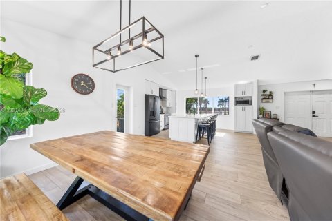 Casa en venta en Miami, Florida, 4 dormitorios, 244.33 m2 № 2077346 - foto 6