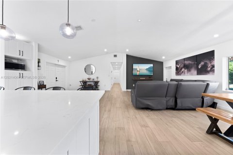 Casa en venta en Miami, Florida, 4 dormitorios, 244.33 m2 № 2077346 - foto 7