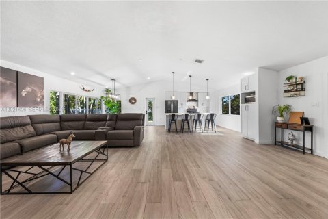 Casa en venta en Miami, Florida, 4 dormitorios, 244.33 m2 № 2077346 - foto 3