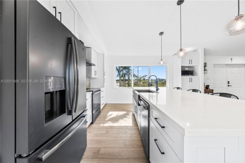 Casa en venta en Miami, Florida, 4 dormitorios, 244.33 m2 № 2077346 - foto 10