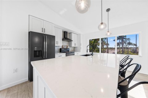 Casa en venta en Miami, Florida, 4 dormitorios, 244.33 m2 № 2077346 - foto 12