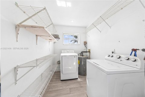 Casa en venta en Miami, Florida, 4 dormitorios, 244.33 m2 № 2077346 - foto 28
