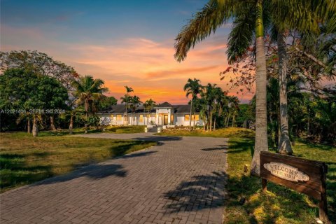 Casa en venta en Miami, Florida, 4 dormitorios, 244.33 m2 № 2077346 - foto 2