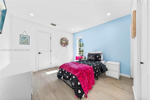 Casa en venta en Miami, Florida, 4 dormitorios, 244.33 m2 № 2077346 - foto 20