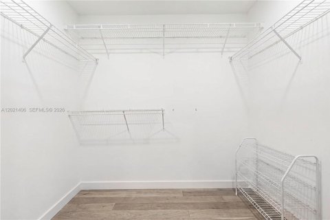 Casa en venta en Miami, Florida, 4 dormitorios, 244.33 m2 № 2077346 - foto 27