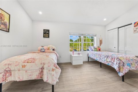 Casa en venta en Miami, Florida, 4 dormitorios, 244.33 m2 № 2077346 - foto 23