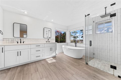 Casa en venta en Miami, Florida, 4 dormitorios, 244.33 m2 № 2077346 - foto 16