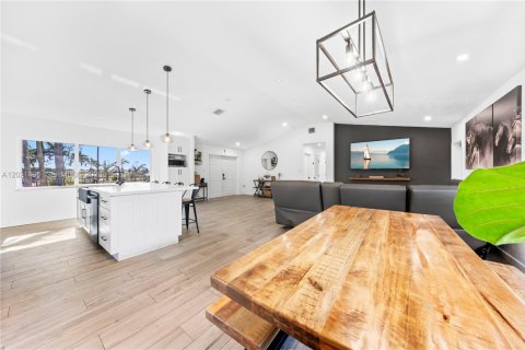 Casa en venta en Miami, Florida, 4 dormitorios, 244.33 m2 № 2077346 - foto 5